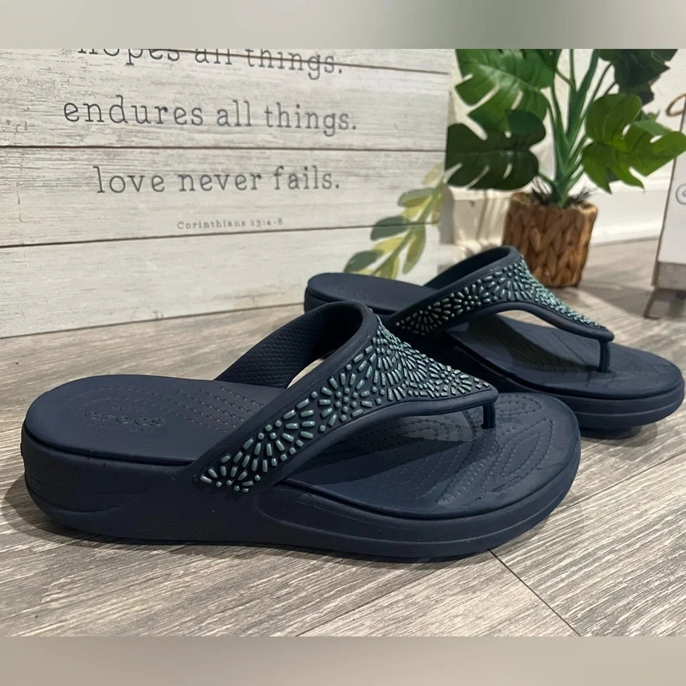 CROCS Monterey Diamanté Dual Comfort Wedge Sandals in Navy. Size 8